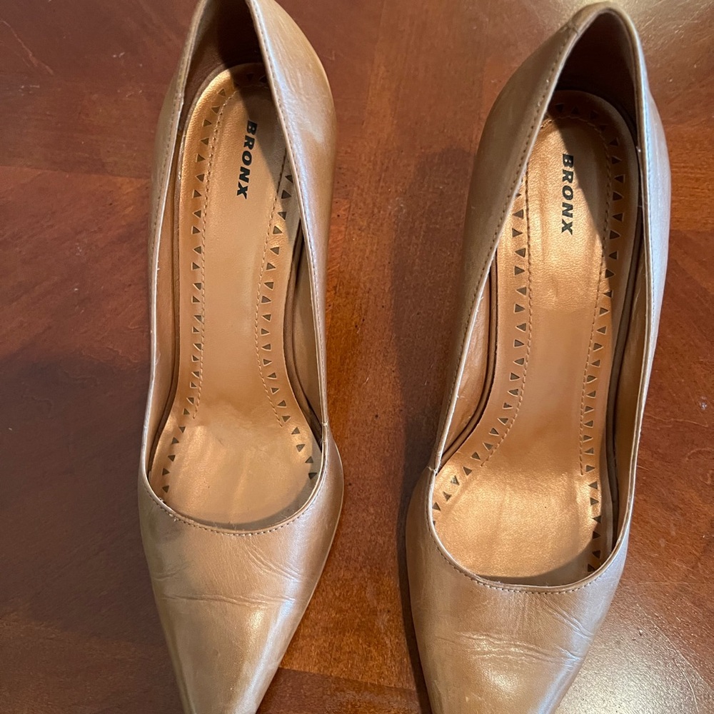 Bronx Women's Tan Pumps